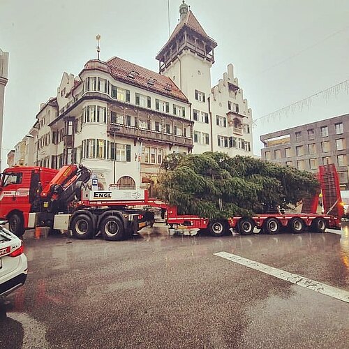 Unser Beitrag zur weihnachtlichen Stimmung in der @stadtkufstein ❄️⛄️✨🎄🤩#weihnachten #weihnachtsbaum #kufstein #englgmbh...